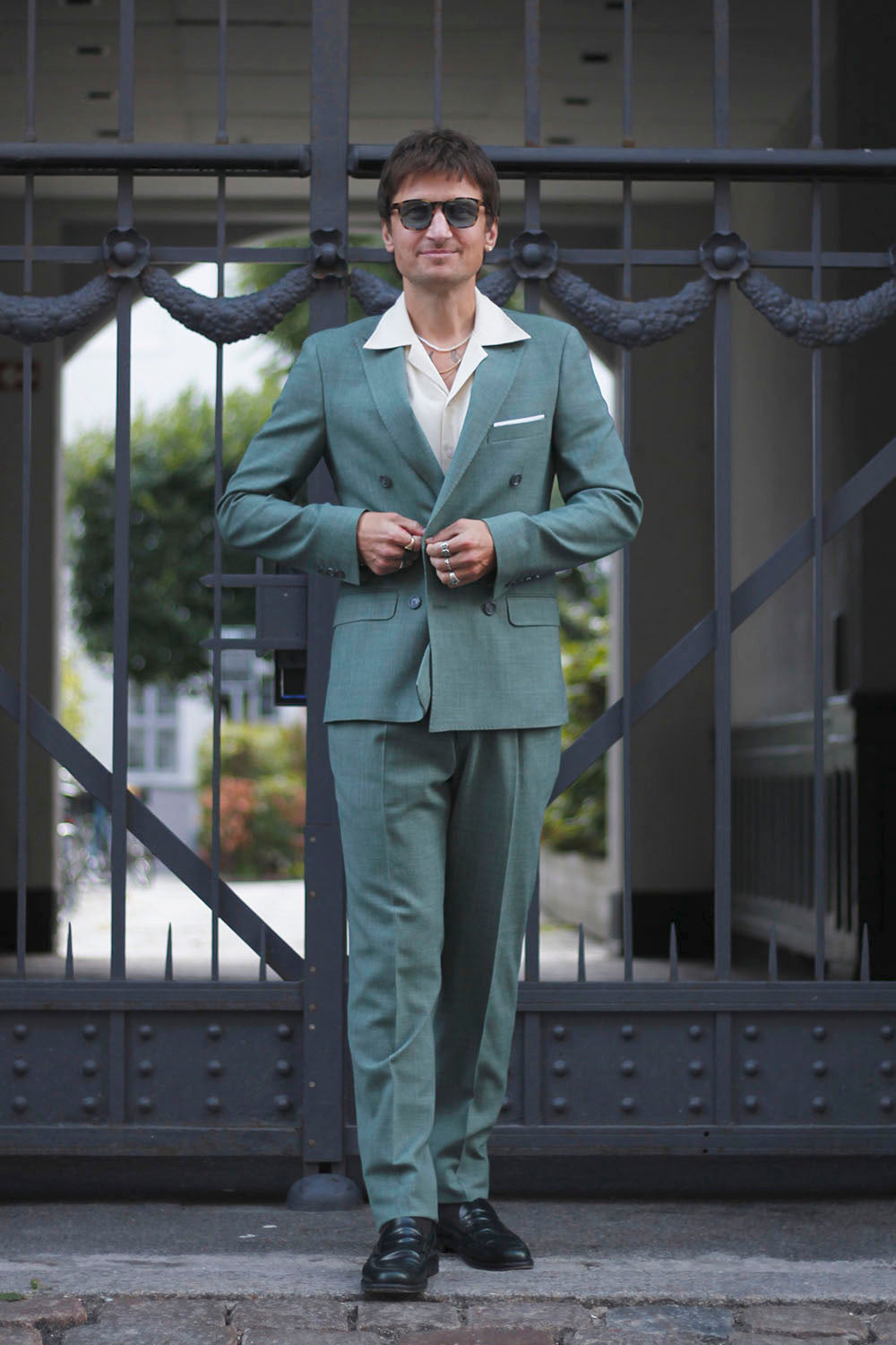 lysegrøn hør jakkesæt habitjakke suit med revers skjorte i lys farve og solbriller på