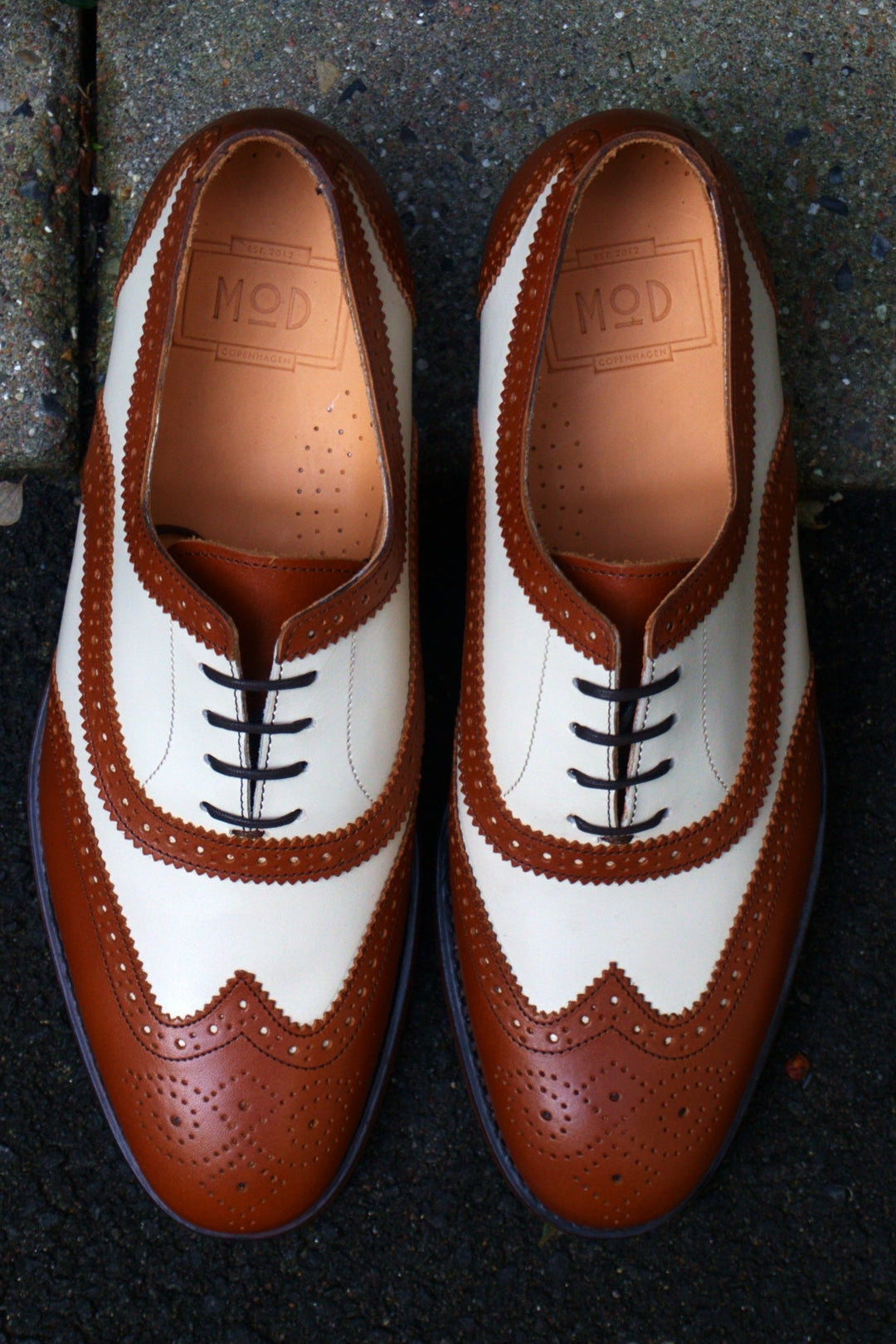 Wingtip - Two Tone - Sample