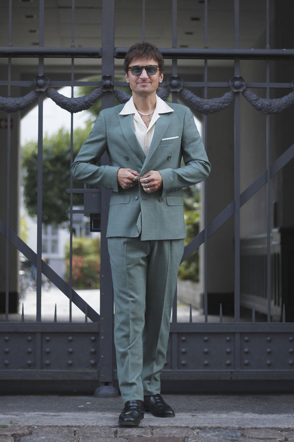lysegrøn hør jakkesæt habitjakke suit med revers skjorte i lys farve og solbriller på