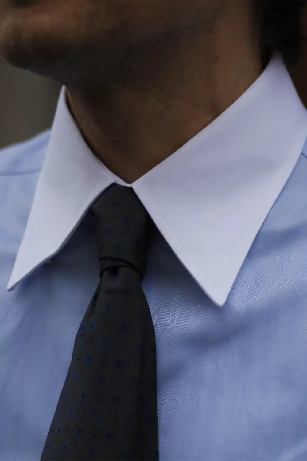Flot lyseblå skjorte, hvor der er anden farve krave i hvid og skjorten har en paisley mønstret slips kombineret med sig